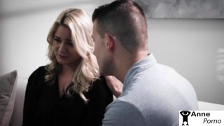 Sarışın Olgunu Sex Odasında Bağlayarak Sert Sikiyor