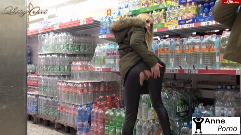 Sarışın Ukraynalı Hatun Süpermarkette Taytını Yırtıp Siktiriyor