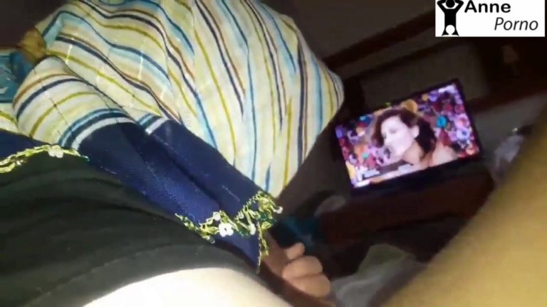 Türbanlı Olgun Ev Kadınına Tv Karşısında Saksolatıyor