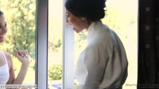 Genç Çocuk İki Tane Taş Gibi Hatunu Sikiyor