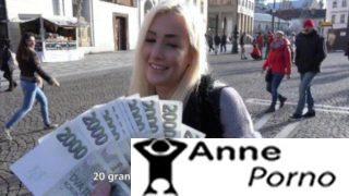 Porno Starına Para Vererek Eve Atıyor