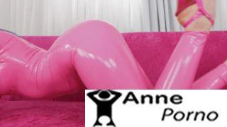 Pembe Lateks Elbiseli Mavi Saçlı Kızın Suratını Dölle Yıkıyor