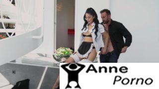 Hizmetçinin Taze Esmer Amcığı