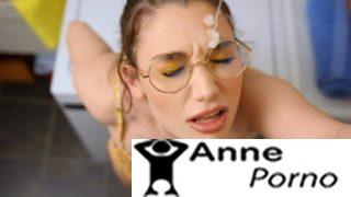 Hem Sevgilisinin Hem de Üvey Kardeşinin Amına Koyuyor