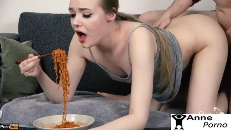 Noodle Yerken Siktiren Genç Kız