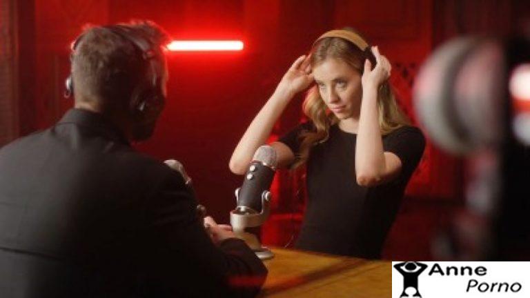 Radyo Sunucusu Kadın Konuğuna Veriyor