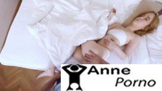 Uyuyan Kardeşinin Amına Köklüyor