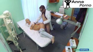 Dekolteli Kadın Doktoru Azdırdı