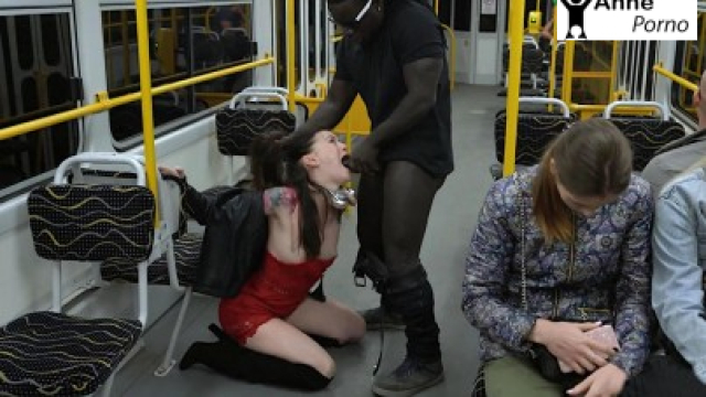 Belediye Otobüsünde Sakso Çektirdiği Kızı Eve Götürüp Siken Zenci