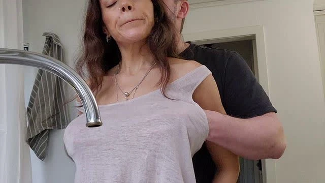 İşe Gitmeden Önce Canı Am Çeken Yavşak Mutfakta Yemek Yapan Karısına Salça Oluyor