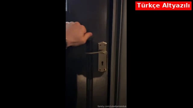 Emlakçı Kadın Paralı Müşteri Bulunca Evi Satmak İçin Hünerlerini Sergiledi