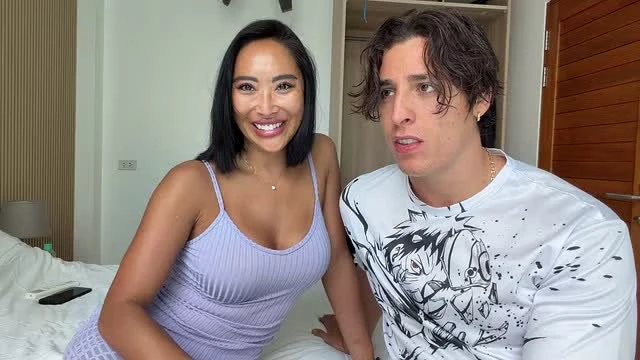 Çinli Milf İnstagram’dan Tanıştığı Kaslı Piçin Evine Gidip Tüysüz Amını Siktirdi
