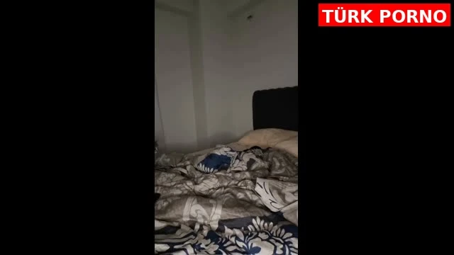 Kürdan Gibi Kolları Olan Piç Beyaz Tenli Kızın Tatlı Amcığına Dalış Yapıyor