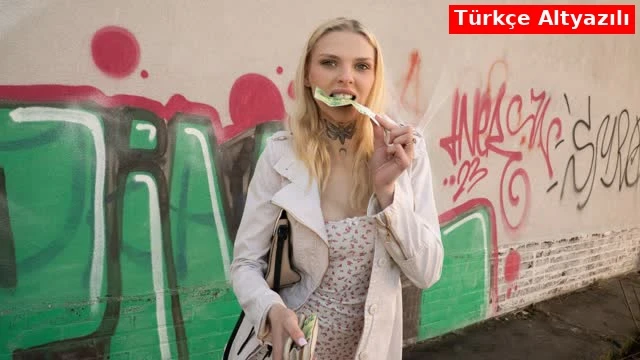 Sarı Civciv Yol Kenarında Tanıştığı Adamın Para Teklifini Kabul Edip Namusundan Vazgeçiyor