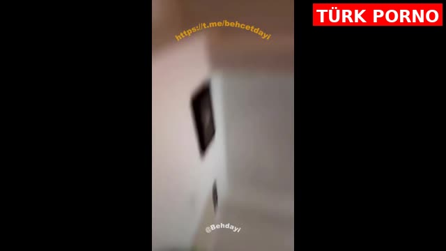 Ada Lara Minnak Yarrağı Olan Sevgilisine Kendini Siktirirken Yalandan Zevk Alıyomuş Gibi Yapıyor